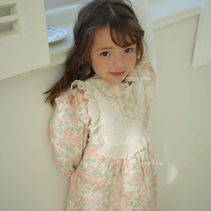 Eva Lace Cape